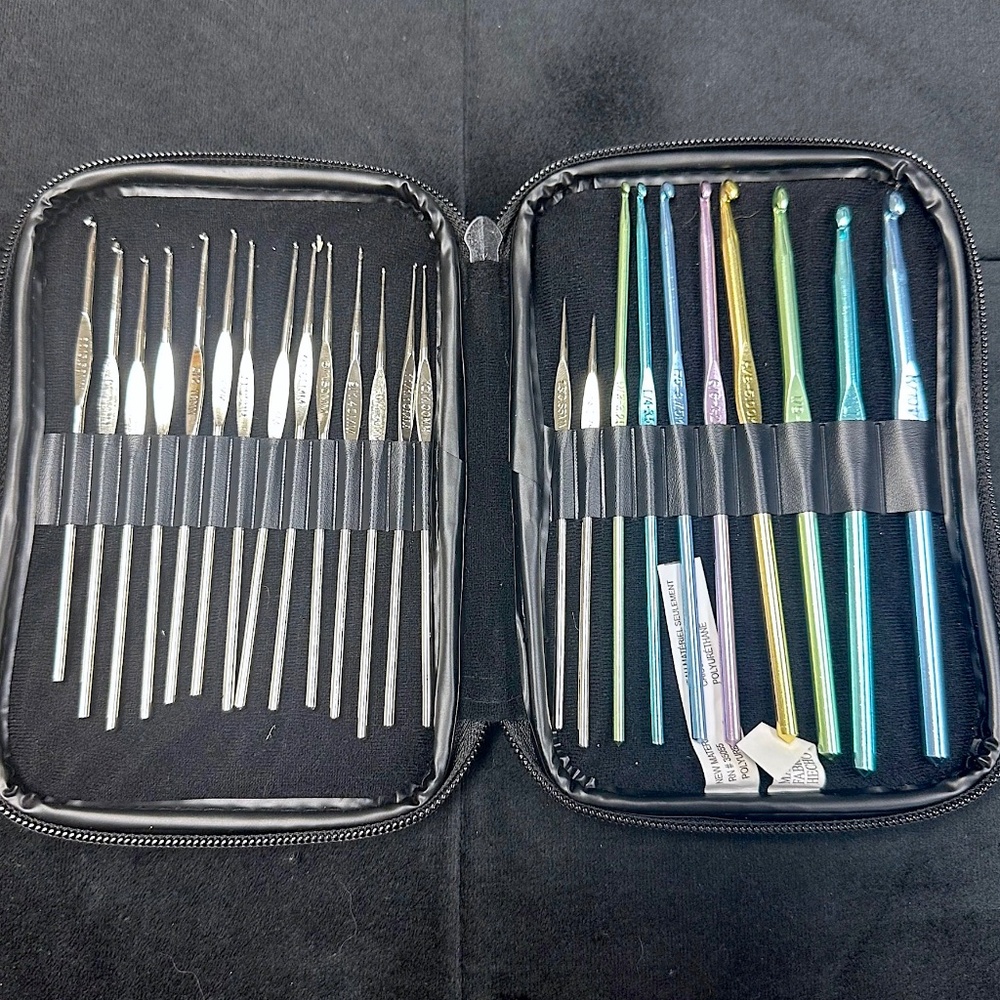 BOYE Knitting Needles Set of 24 in Faux Leather Pink Case